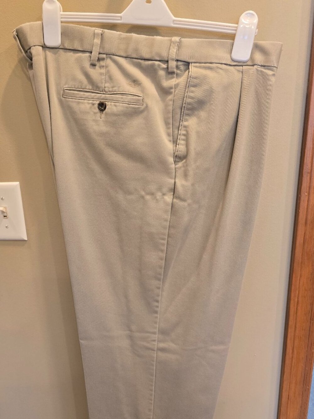 Dockers Mens Relaxed Fit Comfort Khaki Pants - Pleated w/Cuffs - 44x32